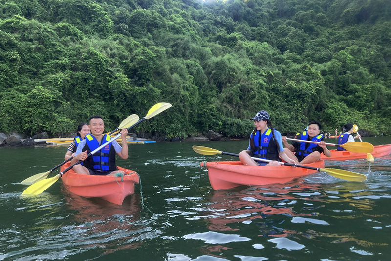 Hoạt động chèo thuyền kayak diễn ra rất vui vẻ, thích thú của các thành viên trong công ty Govi