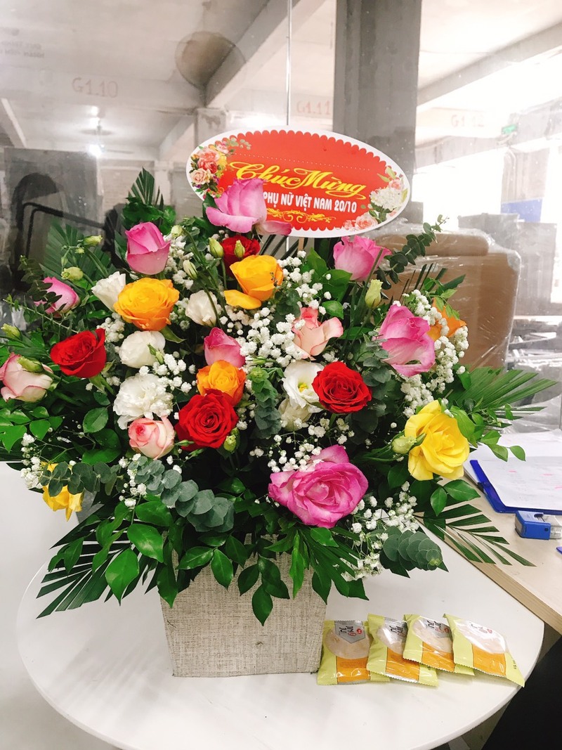 Những lẵng hoa tươi thắm được gửi tặng tới các chị em