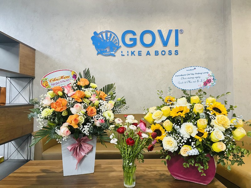 Những bó hoa tươi thắm được gửi tới các nữ cán bộ, nhân viên Govi