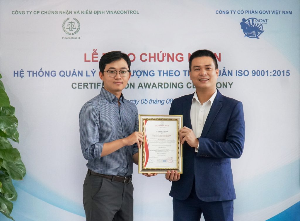 Đại diện Vinacontrol trao Chứng nhận ISO 9001:2015 giai đoạn 2021 - 2024 cho Govi