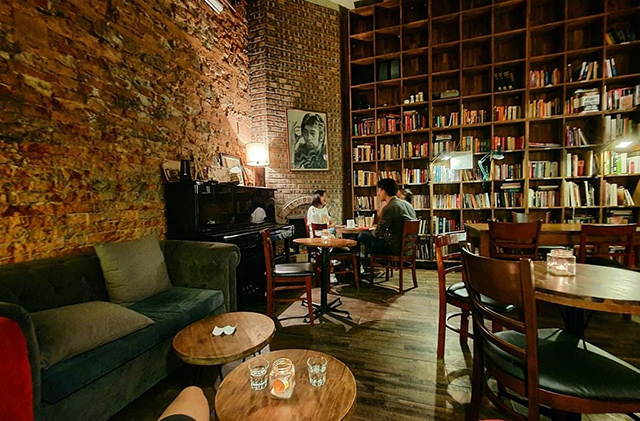 Quán cafe nhỏ đẹp theo mô hình cafe sách